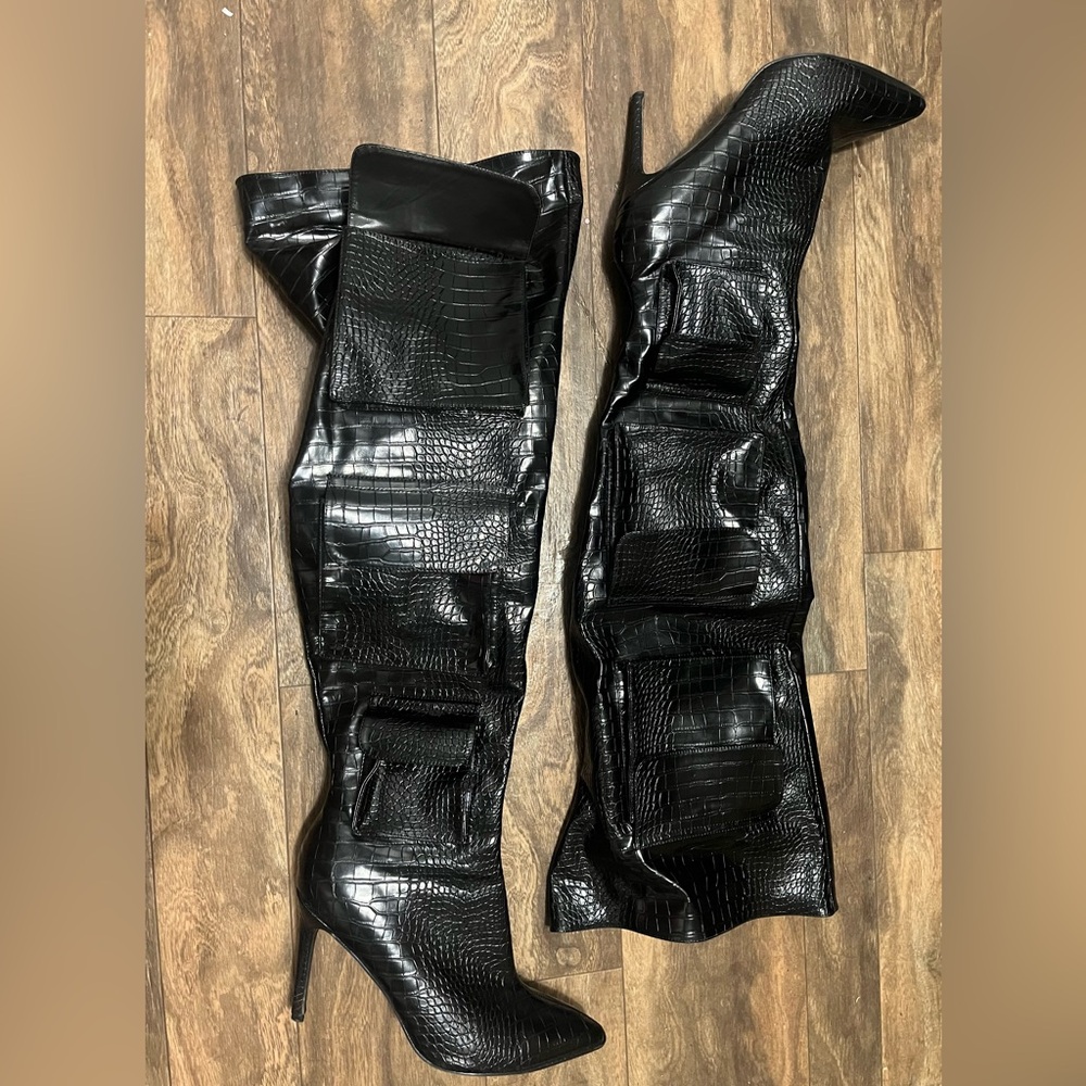Black Crocodile Pattern Knee-High Boots